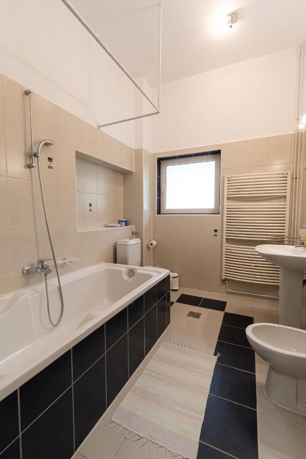 Residence 48 Beautiful Building Within Moments From The Old Town Of Braşov Exterior foto