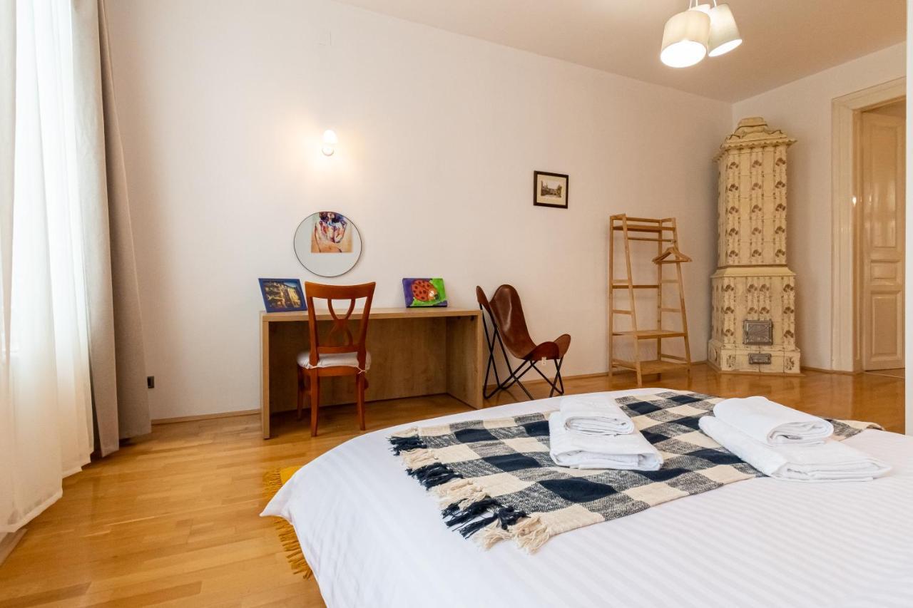 Residence 48 Beautiful Building Within Moments From The Old Town Of Braşov Exterior foto