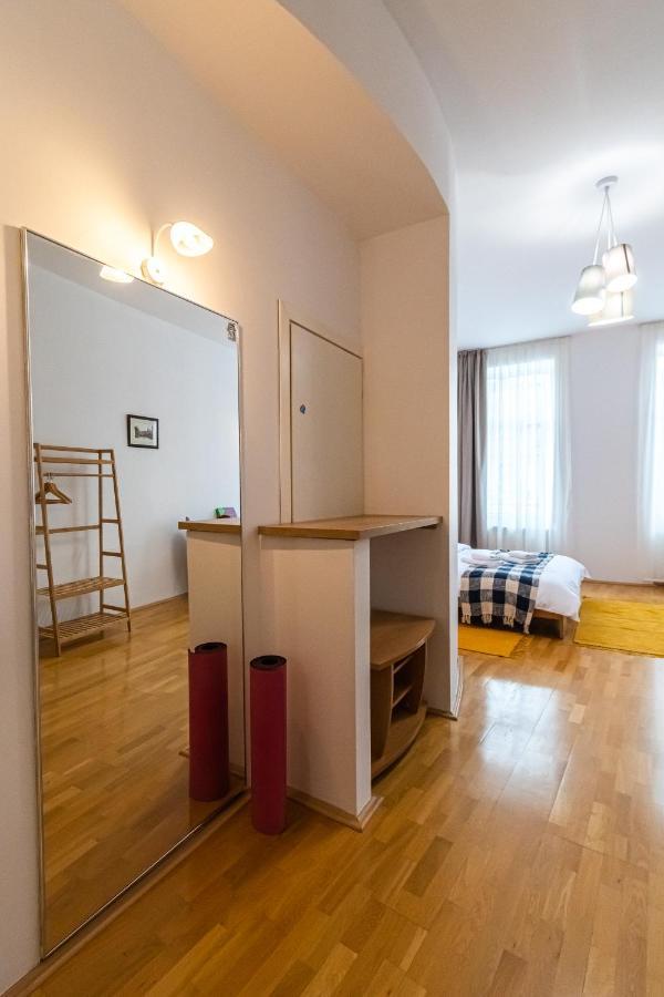 Residence 48 Beautiful Building Within Moments From The Old Town Of Braşov Exterior foto