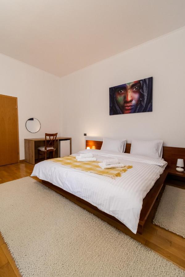 Residence 48 Beautiful Building Within Moments From The Old Town Of Braşov Exterior foto